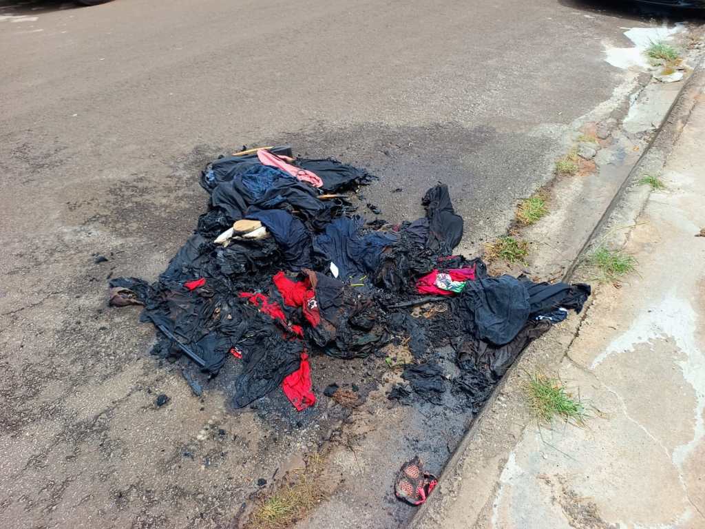 Mulher queimou roupas e carro