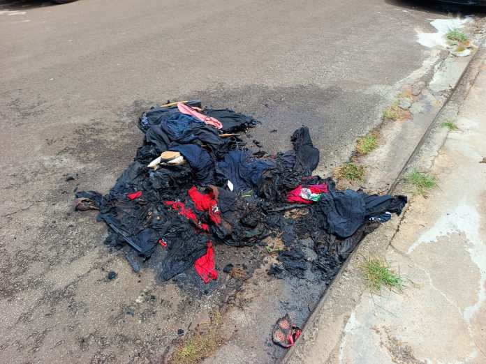 Mulher queimou roupas e carro Mulher queimou roupas e carro