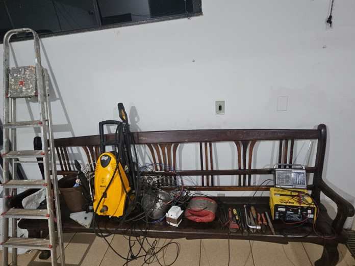 Tentou furtar, mas se deu mal Tentou furtar, mas se deu mal