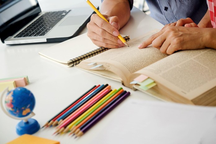 ingressa com mandado de segurança coletivo contra demissões de professores do Programa Sala de Leitura