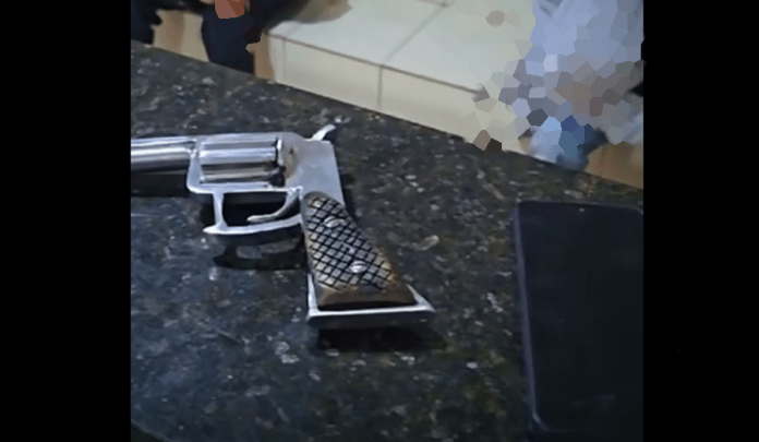 Dois suspeitos são presos pela Força Tática após roubo de veículo em São Carlos Dois suspeitos são presos pela Força Tática após roubo de veículo em São Carlos