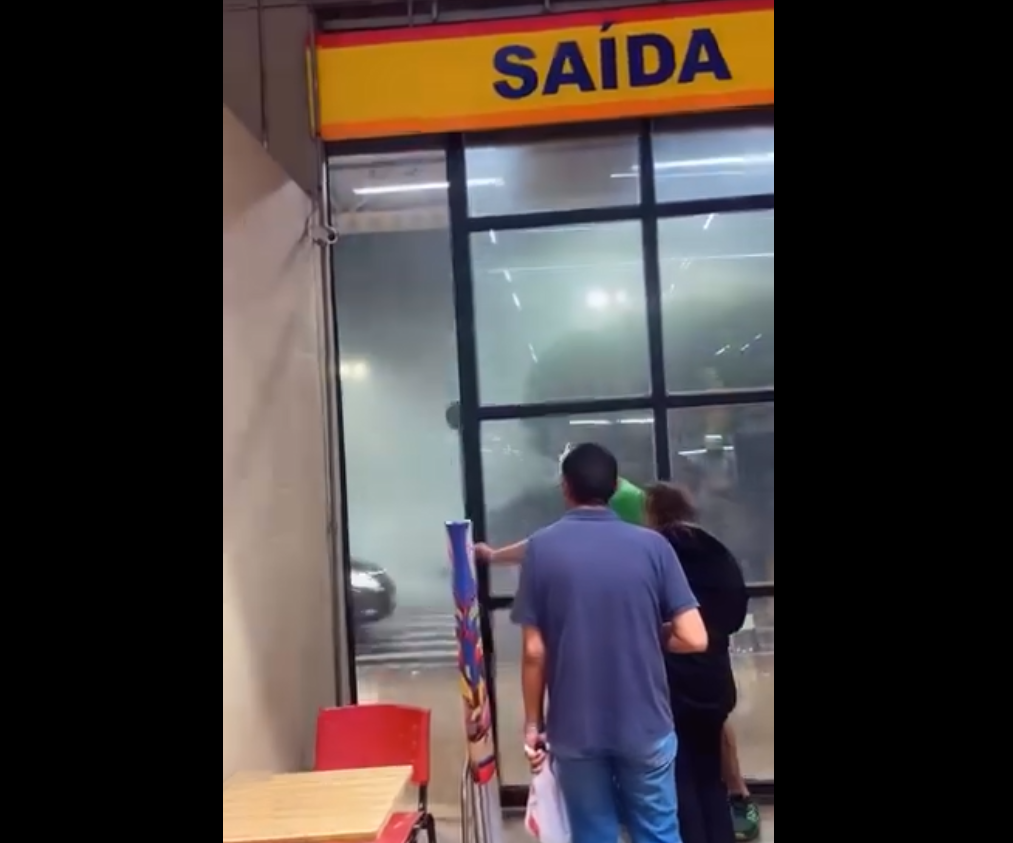 Chuva na saída do mercado