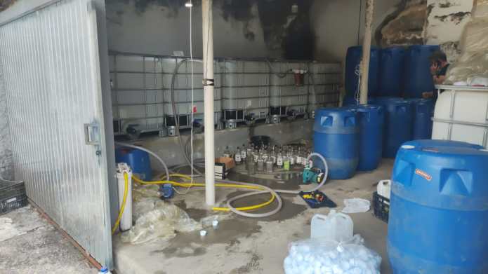 Polícia fecha fábrica clandestina de bebidas Polícia fecha fábrica clandestina de bebidas