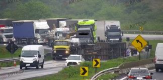 Caminhão tombou na Washington Luís