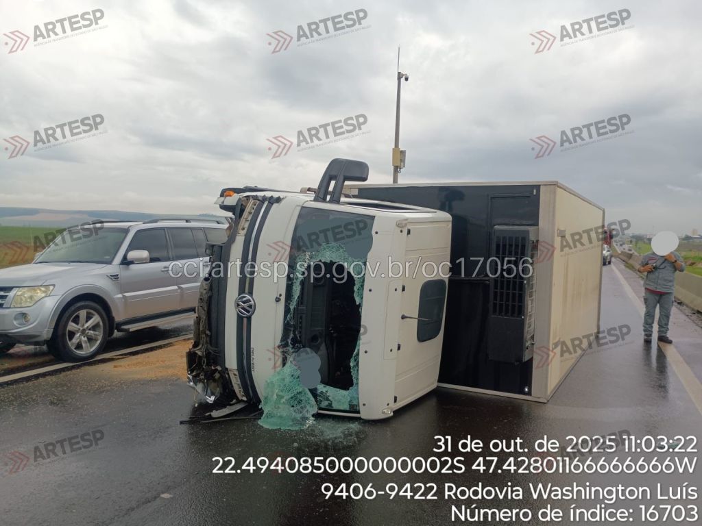 Caminhão tomba na Washington Luís