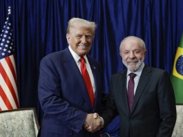 Presidente Lula cumprimenta o presidente dos Estados Unidos, Donald Trump, durante encontro em Kuala Lumpur, na Malásia: conversa franca e construtiva - Foto: Ricardo Stuckert / PR