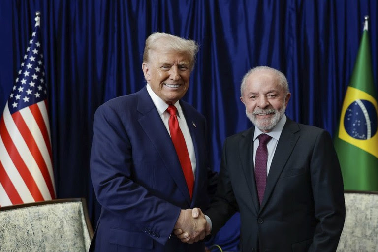 Presidente Lula cumprimenta o presidente dos Estados Unidos, Donald Trump, durante encontro em Kuala Lumpur, na Malásia: conversa franca e construtiva - Foto: Ricardo Stuckert / PR