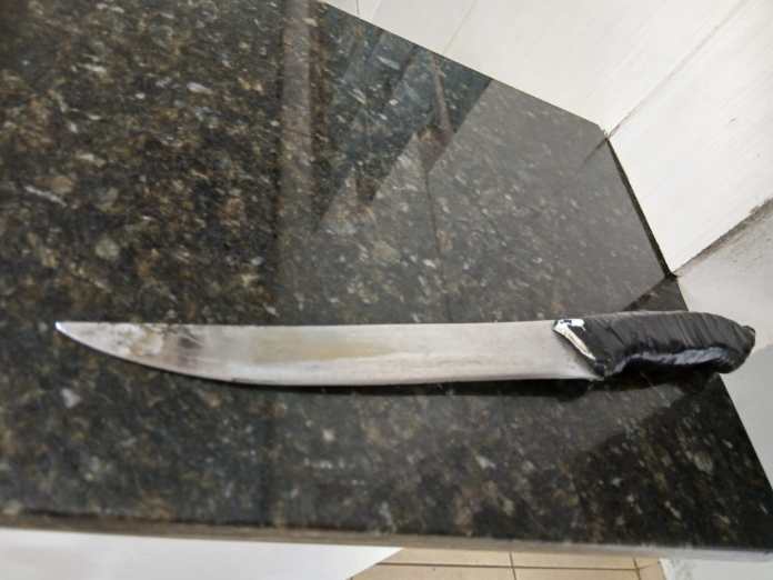 Furtou fiação com faca gigante Furtou fiação com faca gigante