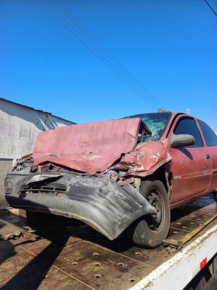 Colisão acabou com frente de veículo