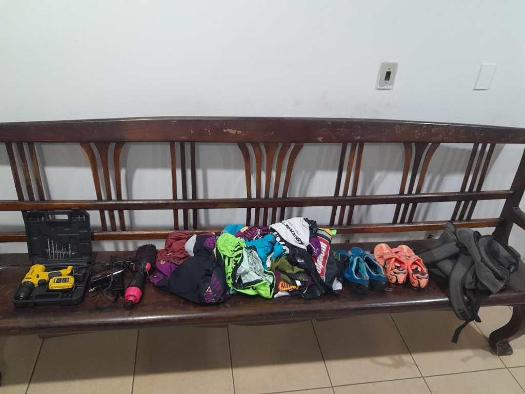 Mulher detida e material recuperado