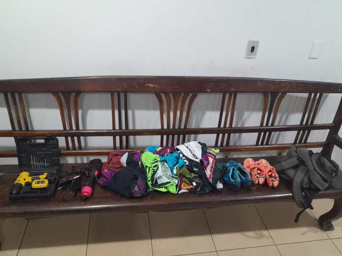 Mulher detida e material recuperado Mulher detida e material recuperado