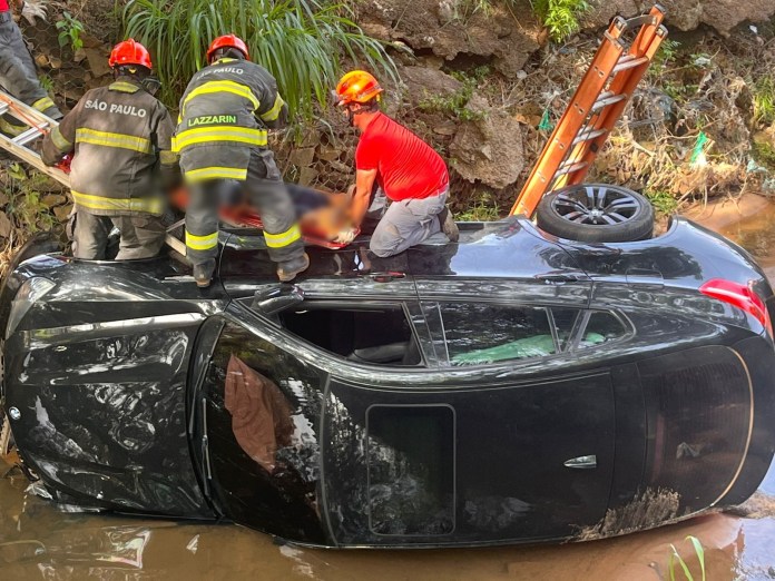 BMW caiu no córrego BMW caiu no córrego