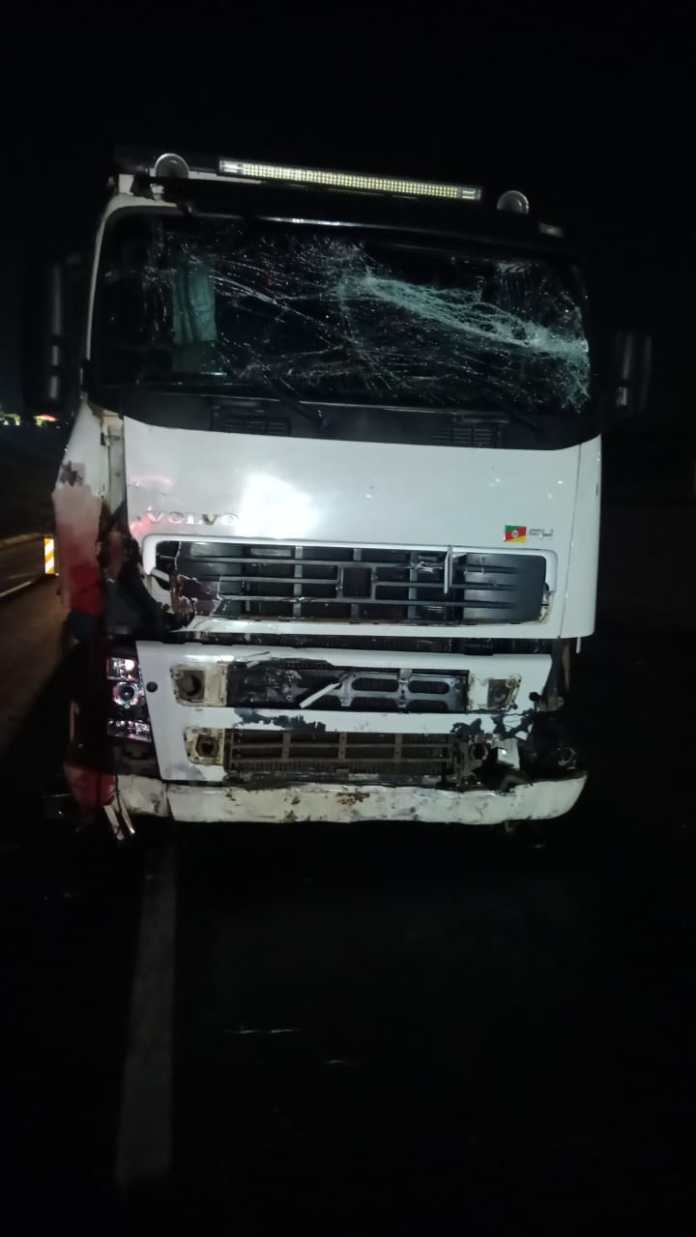 Caminhão bateu na proteção metálica na WL Caminhão bateu na proteção metálica na WL