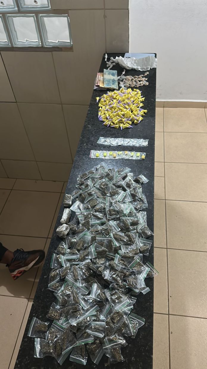 Polícia Militar apreende mais de 500 porções de drogas durante patrulhamento no Cidade Aracy Polícia Militar apreende mais de 500 porções de drogas durante patrulhamento no Cidade Aracy