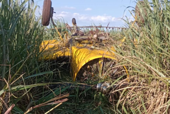 Avião agrícola cai em área rural perto da SP 255; Piloto morre