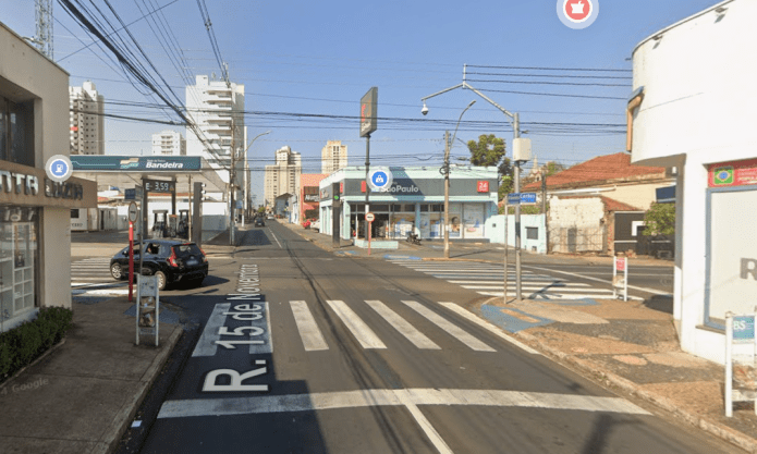 Ladrões assaltando no cruzamento da XV de Novembro com a avenida São Carlos Ladrões assaltando no cruzamento da XV de Novembro com a avenida São Carlos