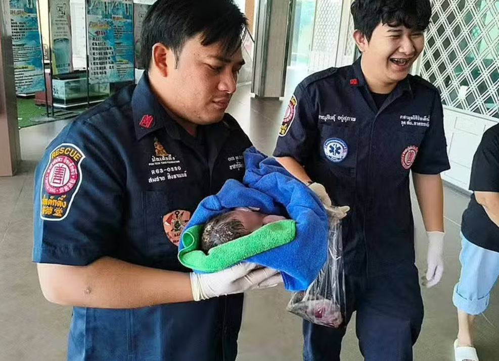 Bebê recém-nascida é resgatada com vida de dentro de descarga do vaso sanitário