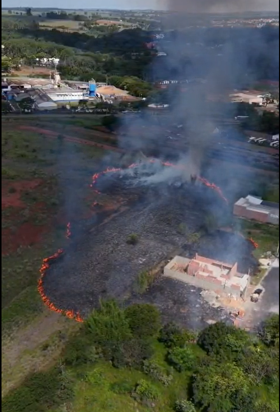 Incêndio em área de São Carlos