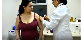 A bronquiolite é causada principalmente por infecções virais, sendo o VSR o agente infeccioso mais comum. Acomete principalmente crianças menores de 2 anos, causando dificuldade para respirar, febre e tosse.  