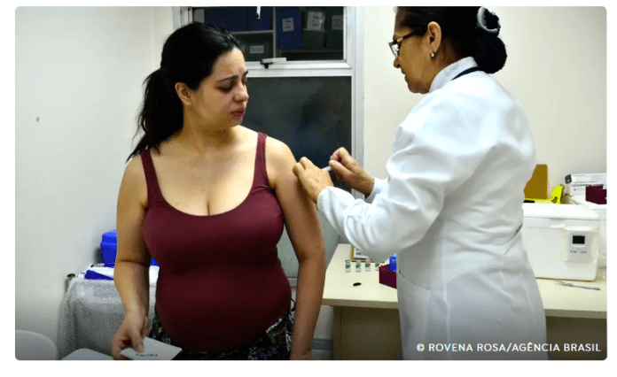 A bronquiolite é causada principalmente por infecções virais, sendo o VSR o agente infeccioso mais comum. Acomete principalmente crianças menores de 2 anos, causando dificuldade para respirar, febre e tosse. A bronquiolite é causada principalmente por infecções virais, sendo o VSR o agente infeccioso mais comum. Acomete principalmente crianças menores de 2 anos, causando dificuldade para respirar, febre e tosse.