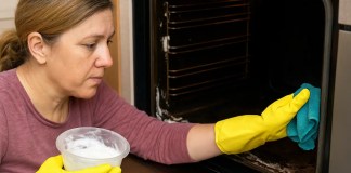 Saiba como tirar crostas de gordura do forno com 1 pasta caseira poderosa