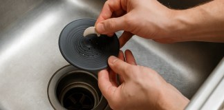 Use isso para desentupir ralos lentamente sem danificar tubulações