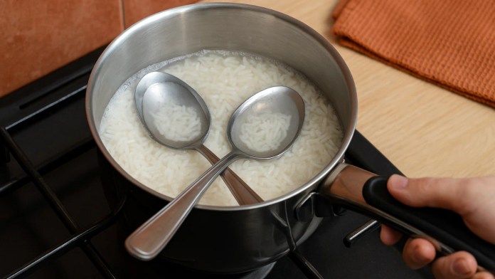 Veja o truque das 2 colheres que impedem a panela de arroz de queimar