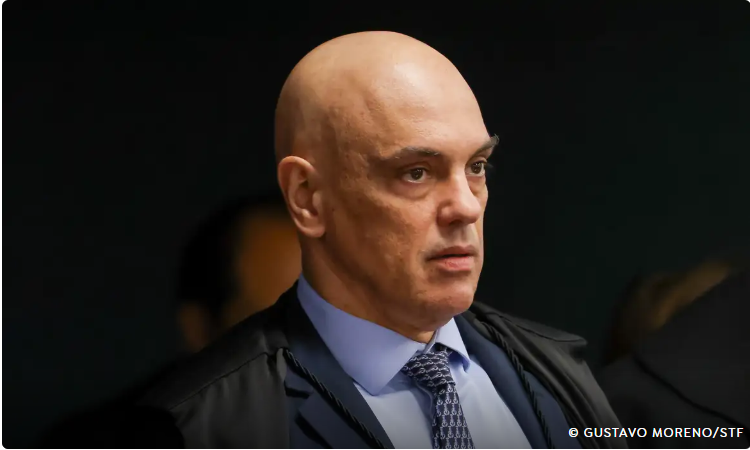 Em decisão, Moraes cita "eventual tentativa de fuga" de Bolsonaro