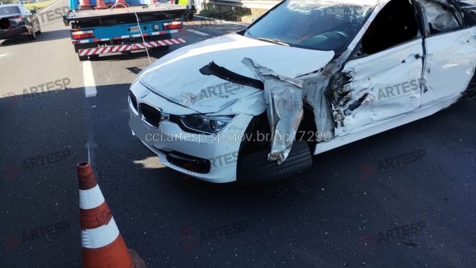 Automóvel capota na rodovia Washington Luís Automóvel capota na rodovia Washington Luís