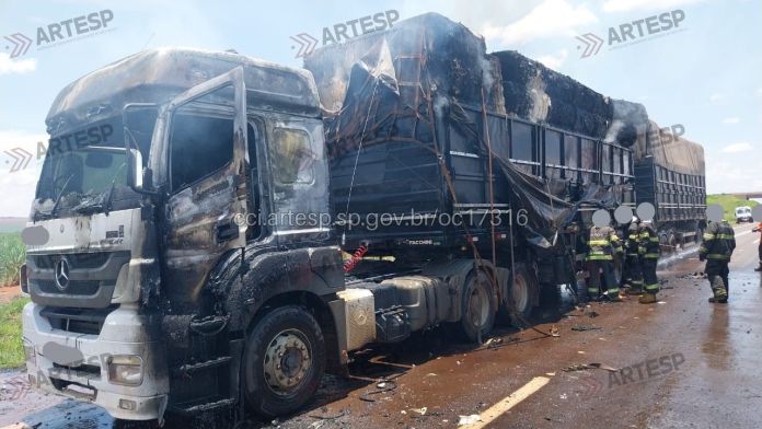 Caminhão pega fogo na SP 255 Caminhão pega fogo na SP 255