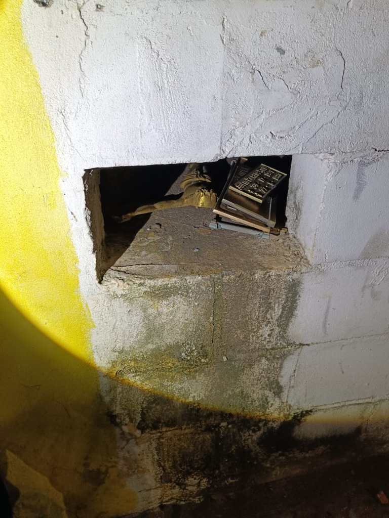 Peças de bronze furtadas do cemitério