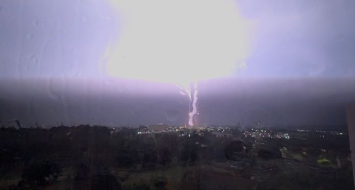 Raios cortam o céu de São Carlos Raios cortam o céu de São Carlos