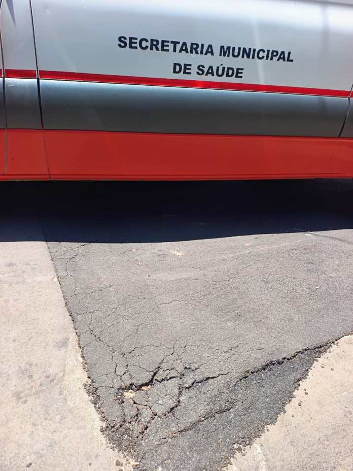 f6e1d207-fb16-48b1-beee-ba8060c2b7cc Motociclista caiu neste desnível do asfalto