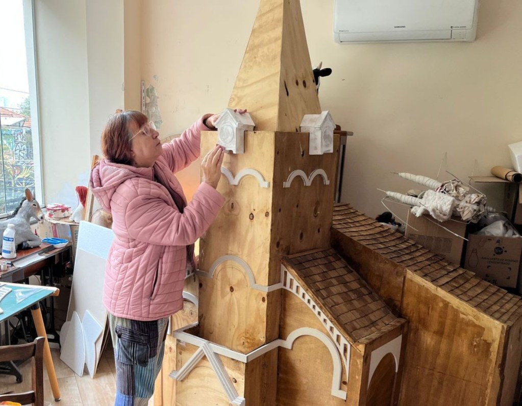 
Artista substitui manjedoura por igreja em presépio exclusivo criado para São Pedro (SP)