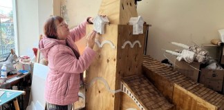 Artista substitui manjedoura por igreja em presépio exclusivo criado para São Pedro (SP)