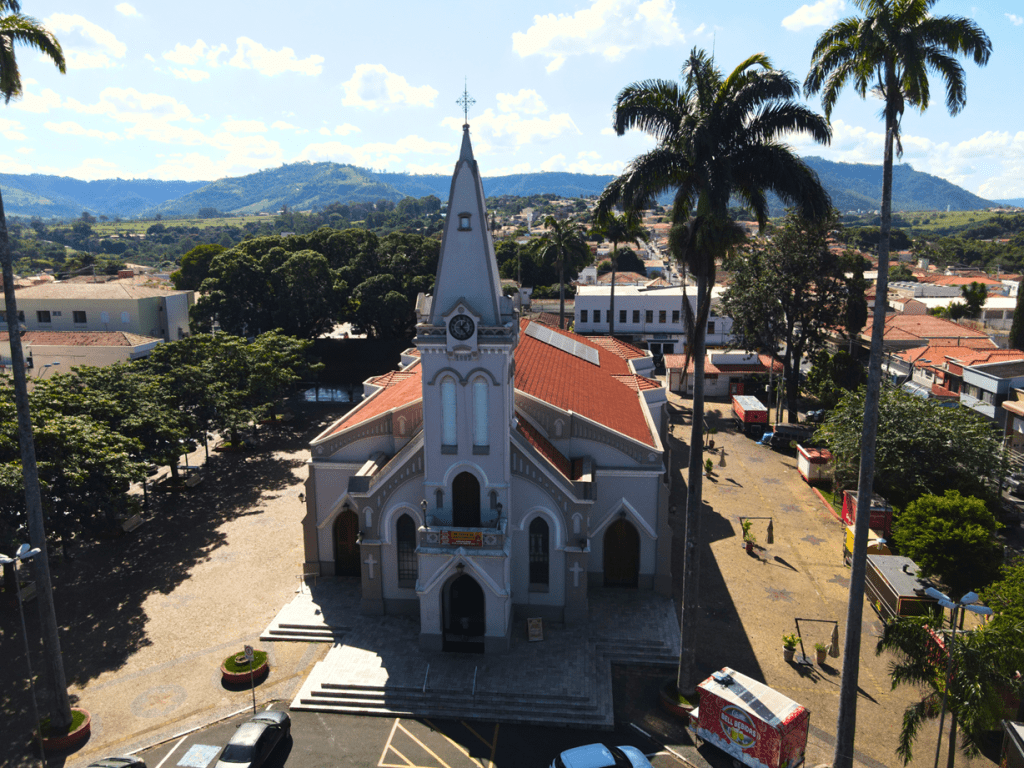 
Artista substitui manjedoura por igreja em presépio exclusivo criado para São Pedro (SP)