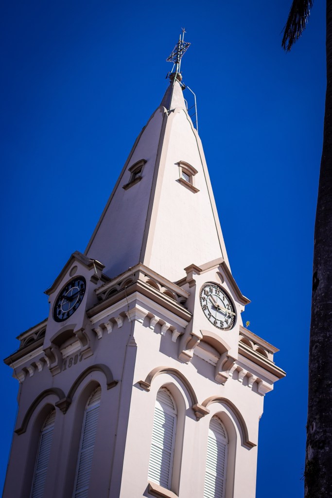 
Artista substitui manjedoura por igreja em presépio exclusivo criado para São Pedro (SP)