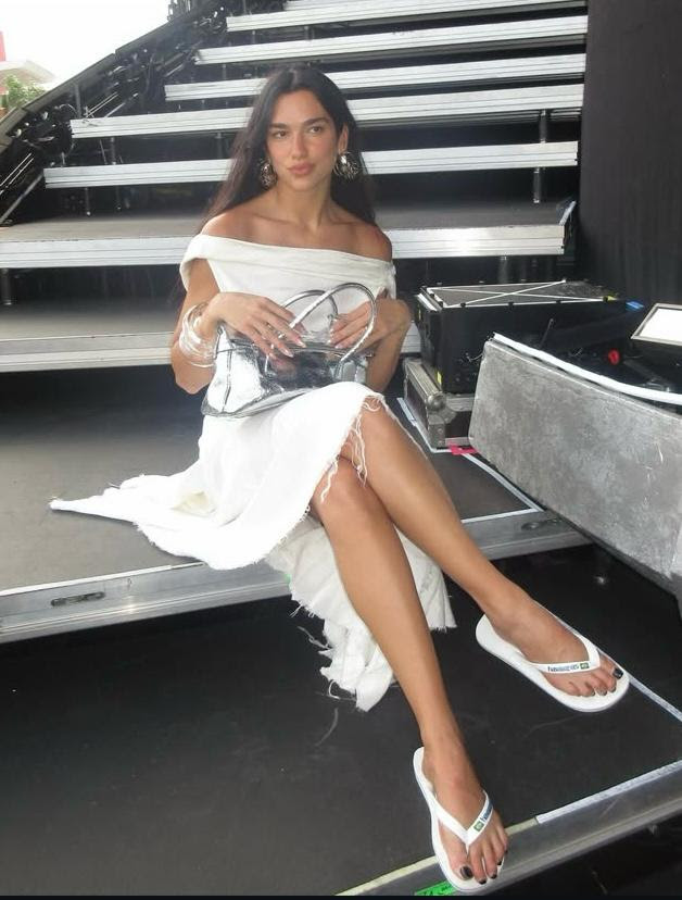 Quase uma carioca: Dua Lipa aparece no Instagram usando Havaianas Quase uma carioca: Dua Lipa aparece no Instagram usando Havaianas