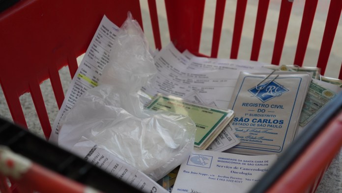 Santa Casa acumula grande quantidade de documentos e objetos pessoais esquecidos no hospital Santa Casa acumula grande quantidade de documentos e objetos pessoais esquecidos no hospital