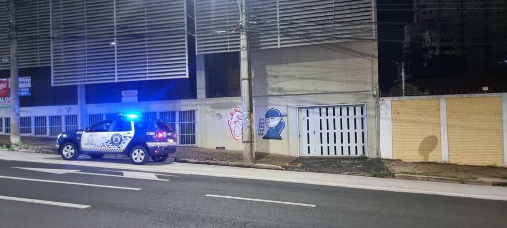 Pichão em prédio do antigo Santander