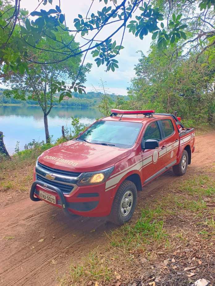 Bombeiros procuram adolescente Bombeiros procuram adolescente