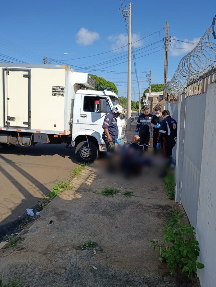 Homem morre atingido por caminhão