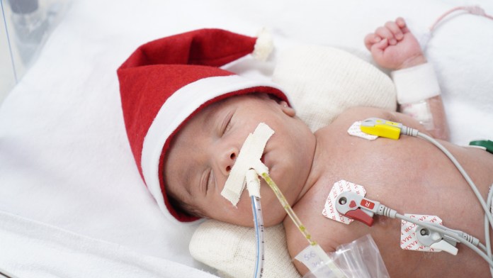 Clima de Natal leva acolhimento aos bebês da UTI Neonatal da Santa Casa