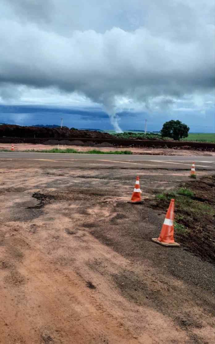 Nuvem funil no céu de São Carlos