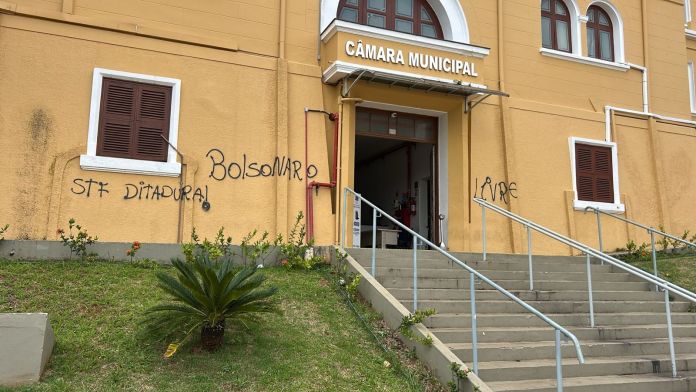 Pichação pede Bolsonaro Livre Pichação pede Bolsonaro Livre