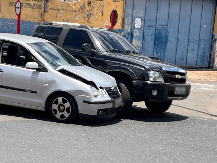 Colisão em cruzamento Colisão em cruzamento