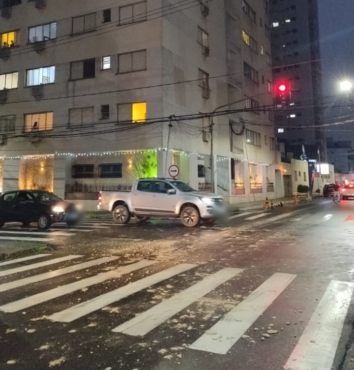 Queda de revestimento interdita cruzamento