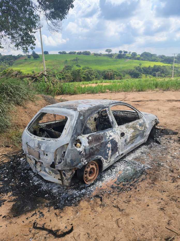 Homicídio em Descalvado: PM localiza veículo usado no crime totalmente queimado