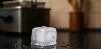 Como usar um cubo de gelo para eliminar o cheiro de fritura da cozinha em minutos