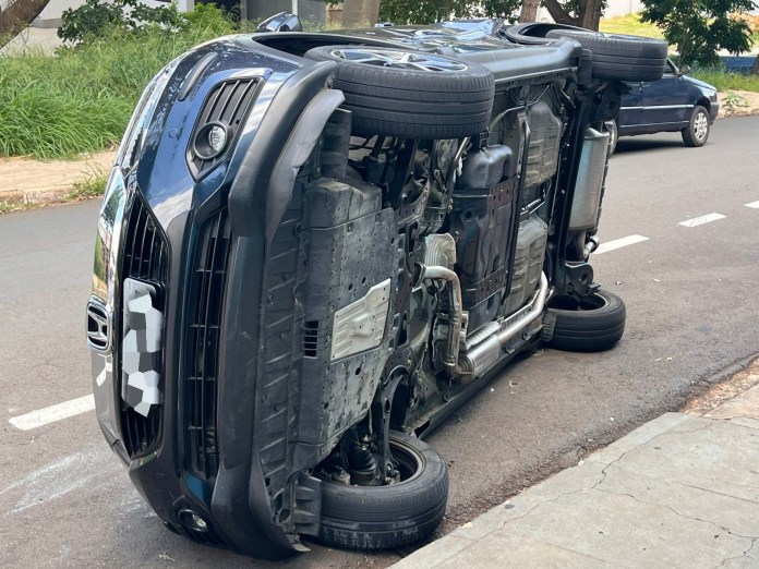 Colisão levou carro ao tombamento Colisão levou carro ao tombamento